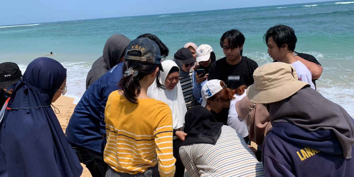 Mahasiswa FPIK UB Berburu Vertebrata Air di Pantai Balekambang