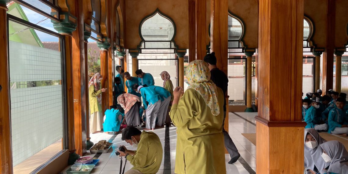 Kunjungi Sekolah, Dosen FPIK UB Kenalkan Hewan Avertebrata Air