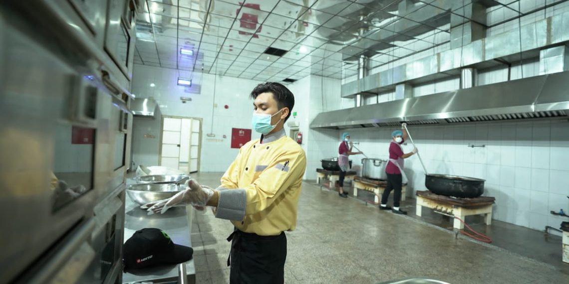 Chef Asal Indonesia Racik Makanan untuk Jemaah Haji