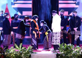 Gubernur Jatim Resmi Warga Kehormatan Suku Tengger