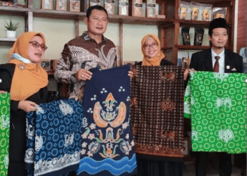 Pesantren Tabah Luncurkan Batik Wulung Samudra