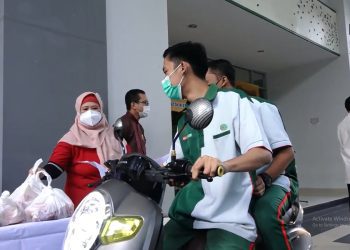 FK UB Bagikan Daging Kurban Dengan Sistem Drive Thru