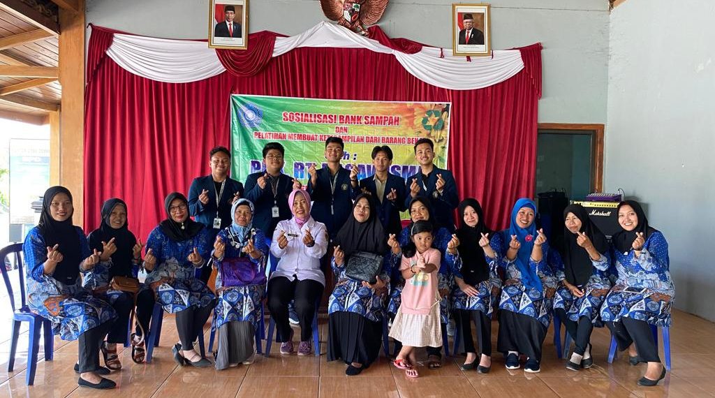 Perangkat Desa Cermo dan Mahasiswa MMD UB Sukseskan Sosialisasi Bank Sampah