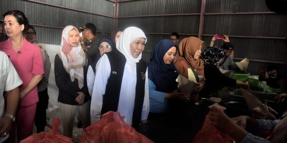Gubernur Khofifah Tinjau Posko Pengungsi Lumajang