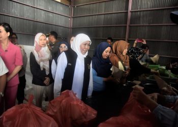 Gubernur Khofifah Tinjau Posko Pengungsi Lumajang