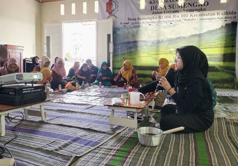 Manfaatkan Bahan Kimia, Mahasiswa MMD UB Berikan Pelatihan Daur Ulang Minyak Jelantah Menjadi Lilin Aromaterapi