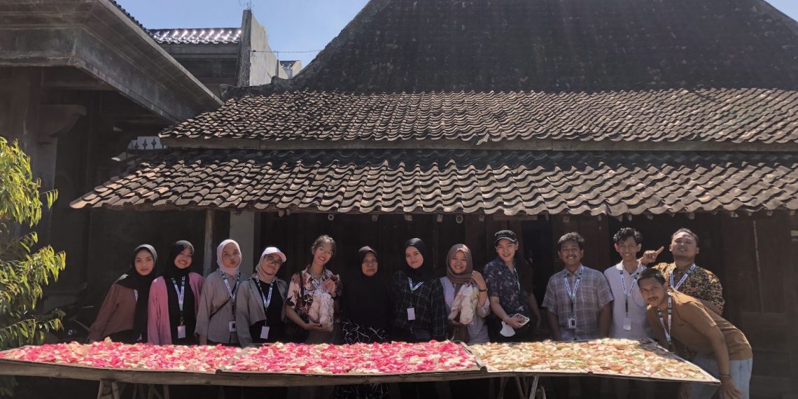 Tiktok Mahasiswa MMD UB Promosikan  Janggel dan Kerupuk Bawang Desa Jatisari