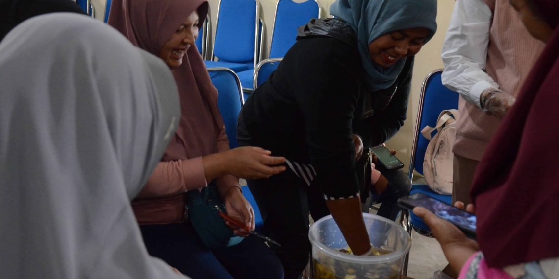 Pendampingan Limbah Organik Menjadi Eco Enzyme Ala Mahasiswa MMD UB di Wonosari