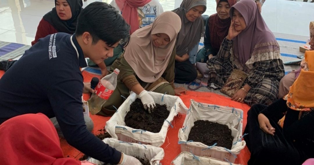 Agar Lebih Produktif, Mahasiswa MMD Ajari Budaya Cacing Tanah untuk Ibu PKH Kaligoro