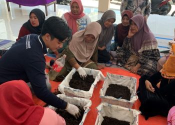 Agar Lebih Produktif, Mahasiswa MMD Ajari Budaya Cacing Tanah untuk Ibu PKH Kaligoro