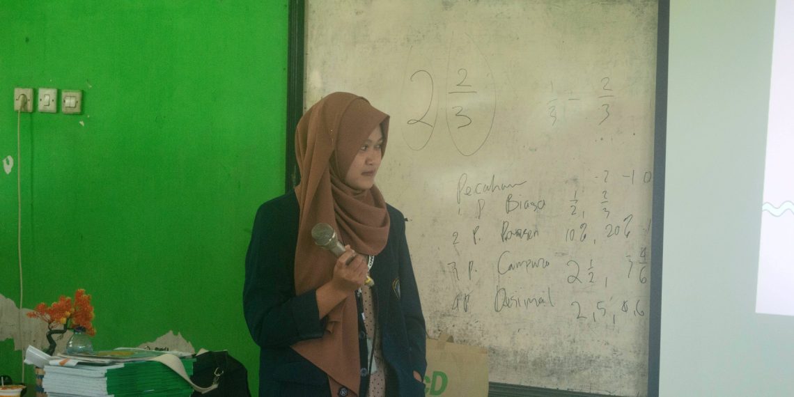 Mahasiswa MMD UB Ajak Siswa SD Belajar Bahasa Inggris dengan Metode English Fun Learning ESL