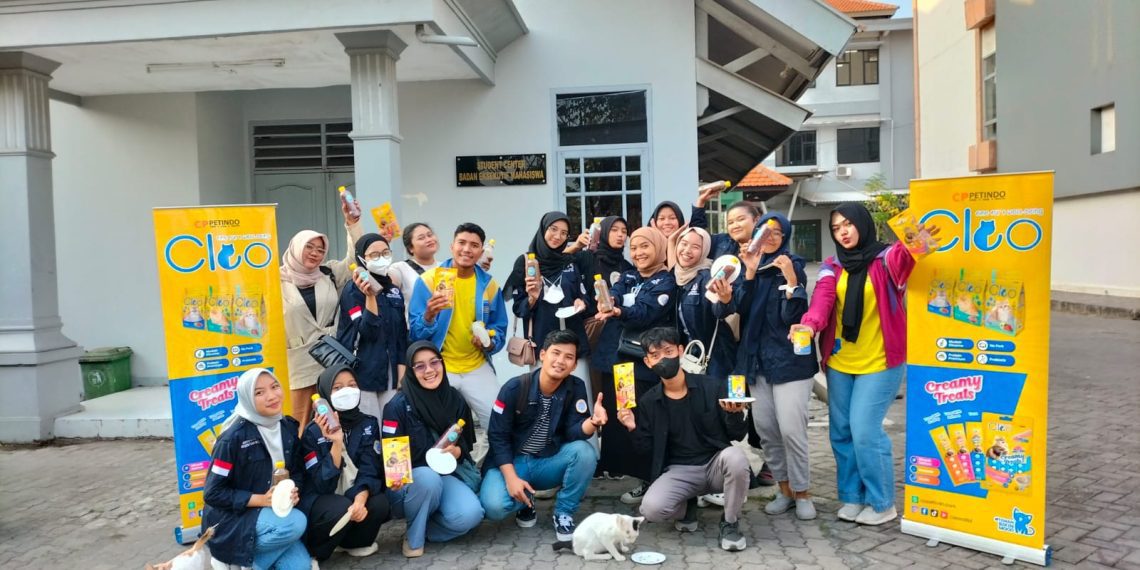 Rayakan Hari Kucing Sedunia Cleo dan BEM FKH Unair Lakukan Street Feeding dan Pet Consultation