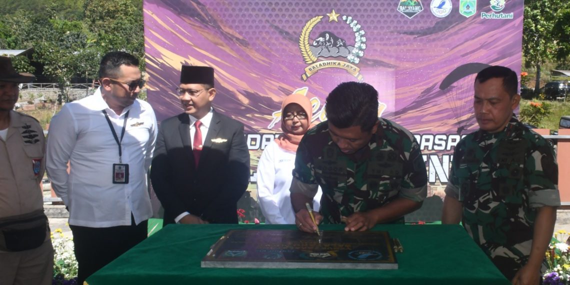 Dukung Sport Tourism , Danrem Baladhika Jaya Resmikan Paralayang Balayang Point Panderman Batu