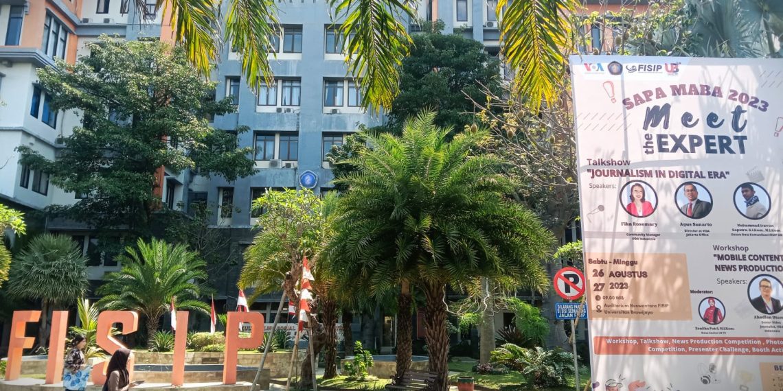 VOA Indonesia Goes to Campus Sambangi UB