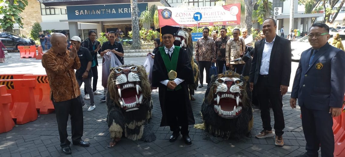 Usai Pengukuhan, Warga Kampung Cempluk Arak Prof Mangku Purnomo