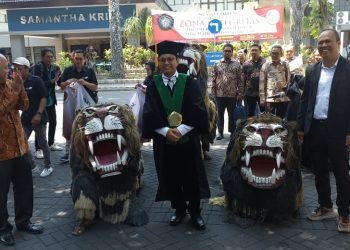 Usai Pengukuhan, Warga Kampung Cempluk Arak Prof Mangku Purnomo