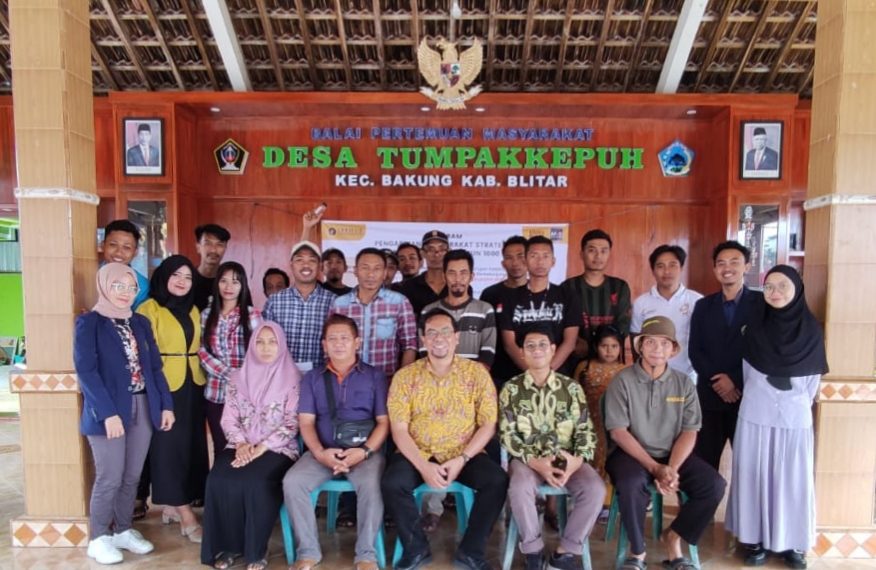 Tim Pengmas MMD UB Ajari Gapoktan Tumpakkepuh Pembuatan VCO dan Cocopeat