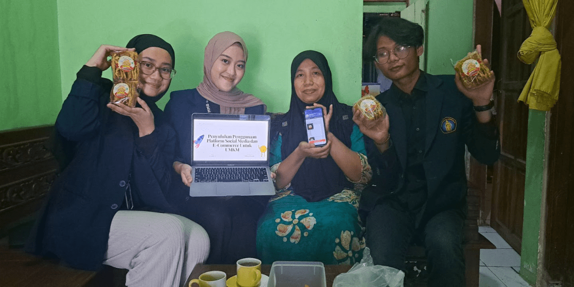 Pelaku UMKM Desa Klitik Belajar Gunakan E Commerce Bersama Mahasiswa MMD UB