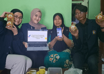 Pelaku UMKM Desa Klitik Belajar Gunakan E Commerce Bersama Mahasiswa MMD UB