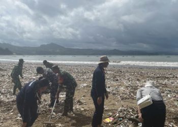 Sinergi TNI Polri, Kelompok 500 MMD UB Bersihkan Pantai Gemah