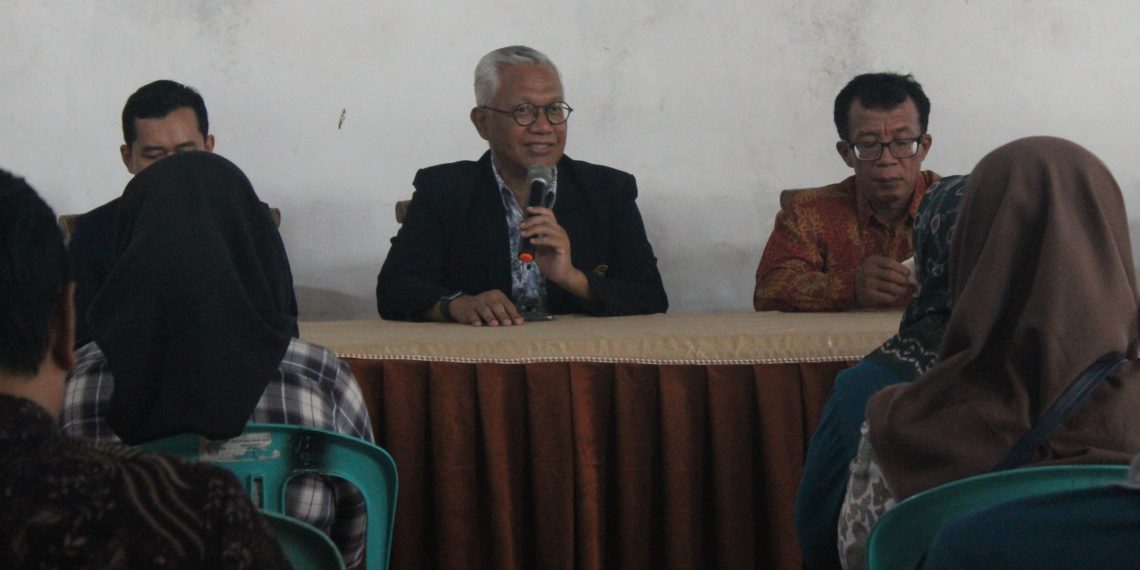 Dosen IE FEB UB Berdayakan BUM Desa Sumber Rejeki Srengat