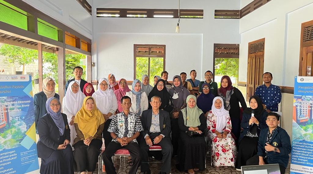 DIE FEB UB Dampingi Digitalisasi Usaha Rumah Tangga Desa Pakisrejo Srengat