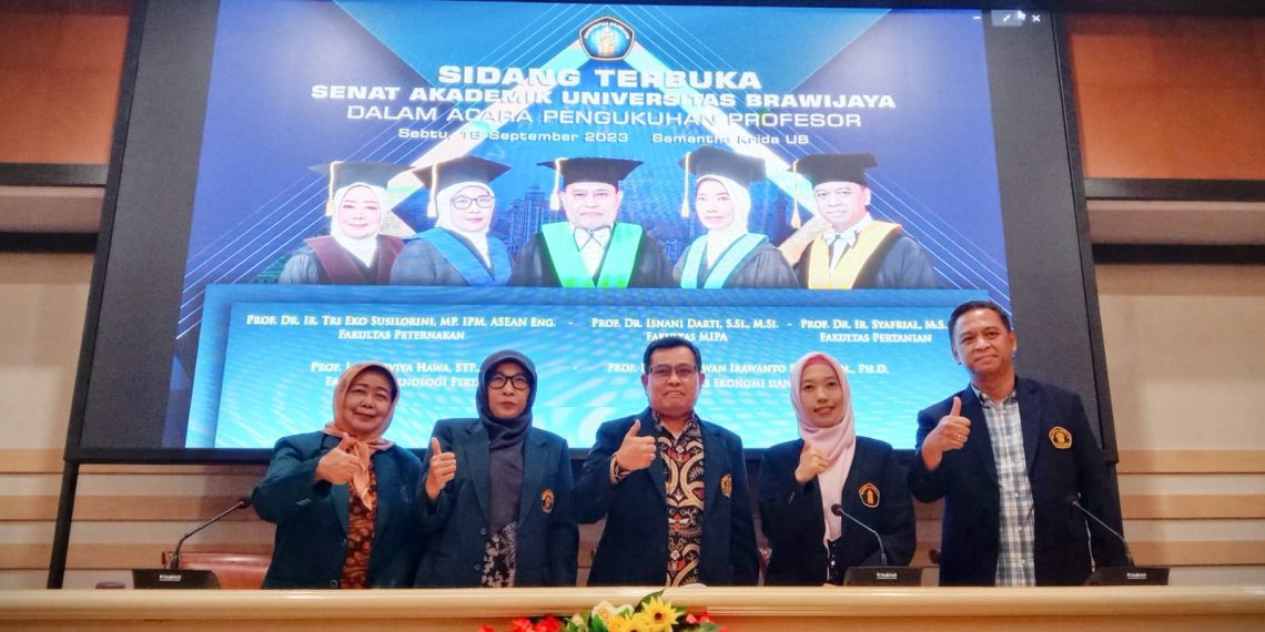 Dari kiri; Prof. Dr. Ir. Tri Eko Susilo Rini, MP. IPM. ASEAN Eng.; Prof. Dr. Isnani Darti, S.Si., M.Si.; Prof. Dr. Ir. Syafrial, MS.; Prof. La Chovoya Hawa, STP., MP., Ph.D; dan Prof. Dodi Wirawan Irawanto SE., M.Com., Ph.D. (Sukana/Kanal24)