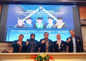 Dari kiri; Prof. Dr. Ir. Tri Eko Susilo Rini, MP. IPM. ASEAN Eng.; Prof. Dr. Isnani Darti, S.Si., M.Si.; Prof. Dr. Ir. Syafrial, MS.; Prof. La Chovoya Hawa, STP., MP., Ph.D; dan Prof. Dodi Wirawan Irawanto SE., M.Com., Ph.D. (Sukana/Kanal24)