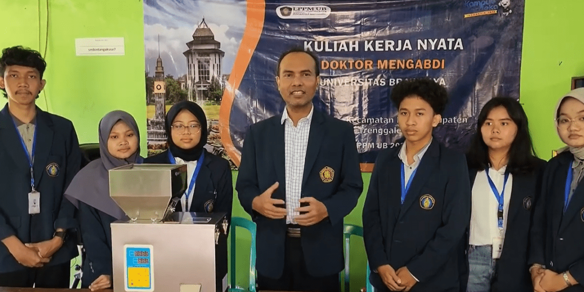 Tim DM UB All Out Bantu Bumdesa Sari Bumi Pengolahan Produk Hingga Pemasaran