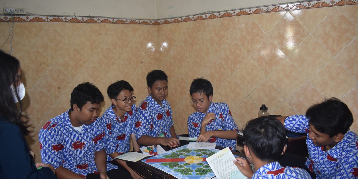 Tim Mahasiswa FIA UB Ciptakan Papan Permainan Interaktif untuk  Pemahaman Literasi Keuangan Digital