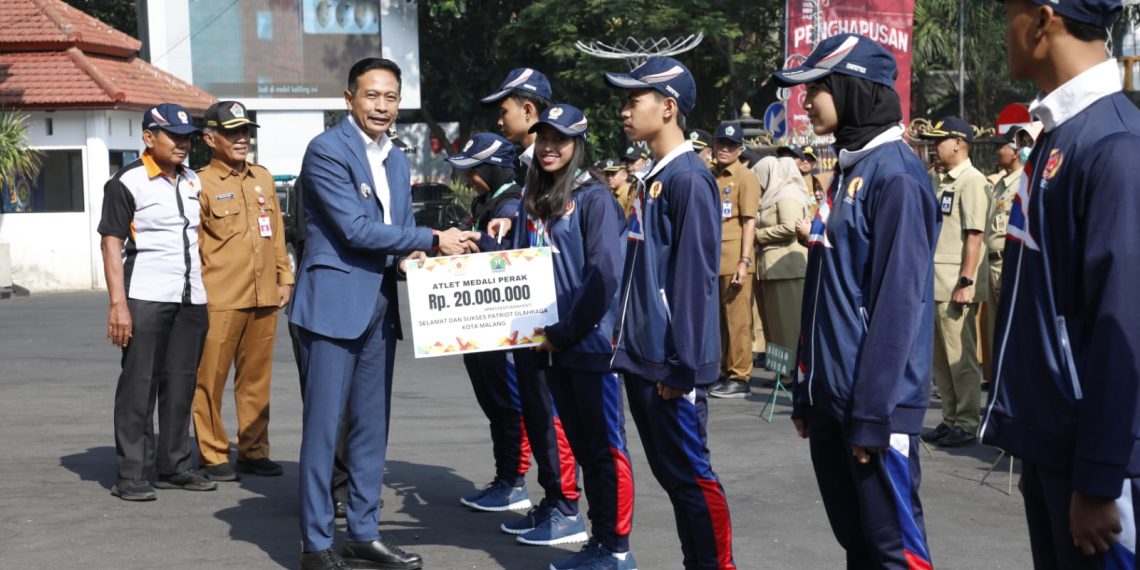 Pj Walikota Malang Serahkan Bonus Atlet dan Pelatih Peraih Medali Porprov Jatim 2023