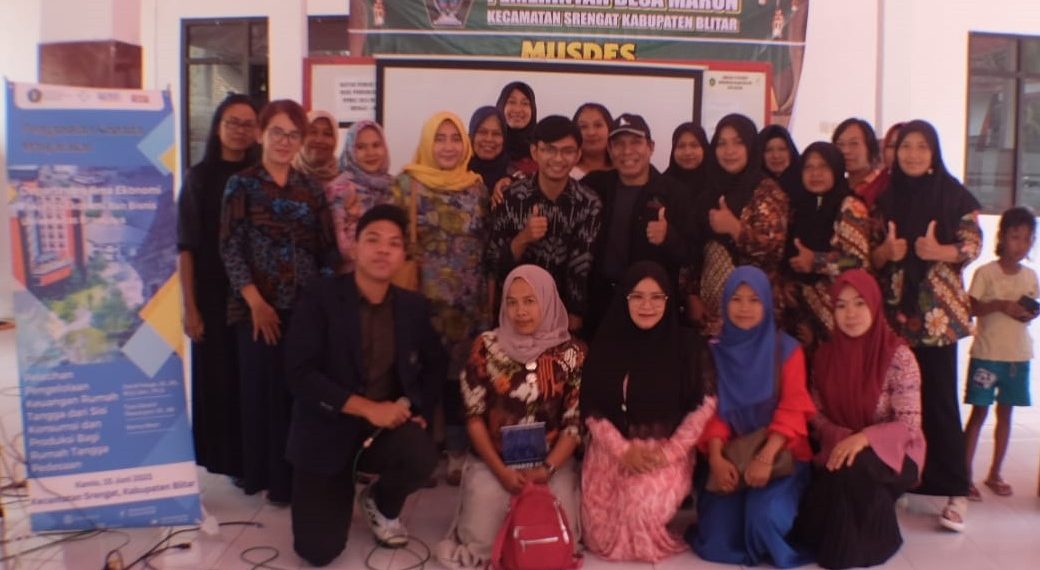 Ibu-Ibu Desa Maron Belajar Kelola Keuangan Keluarga Bersama Tim FEB UB