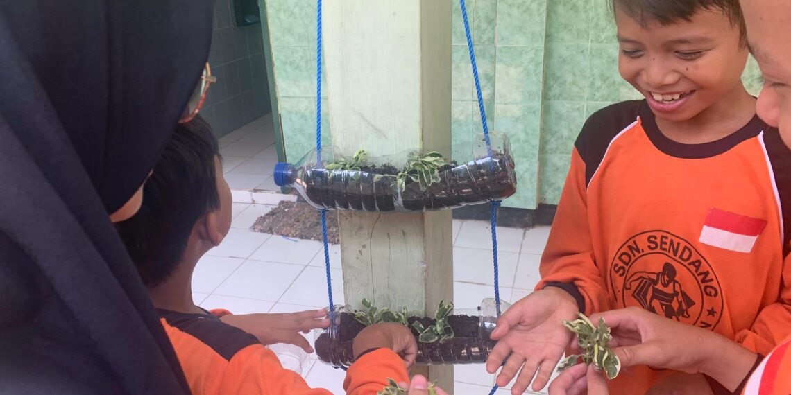 Edukasi Vertical Garden dan Kelola Sampah