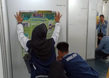 Usai Registrasi, Tim Pimnas UB Pasang Poster PKM PIMNAS