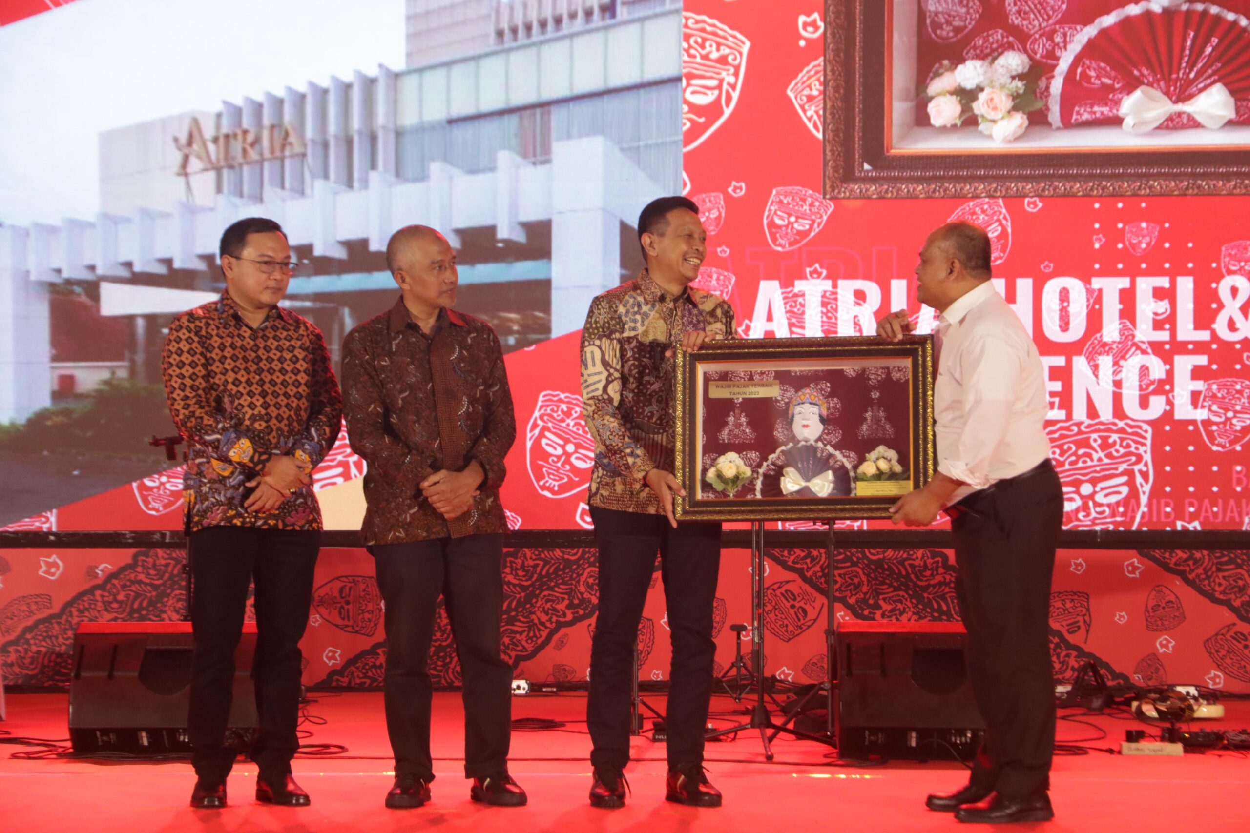 Pemkot Malang Beri Penghargaan 80 Wajib Pajak Terbaik - Kanal24