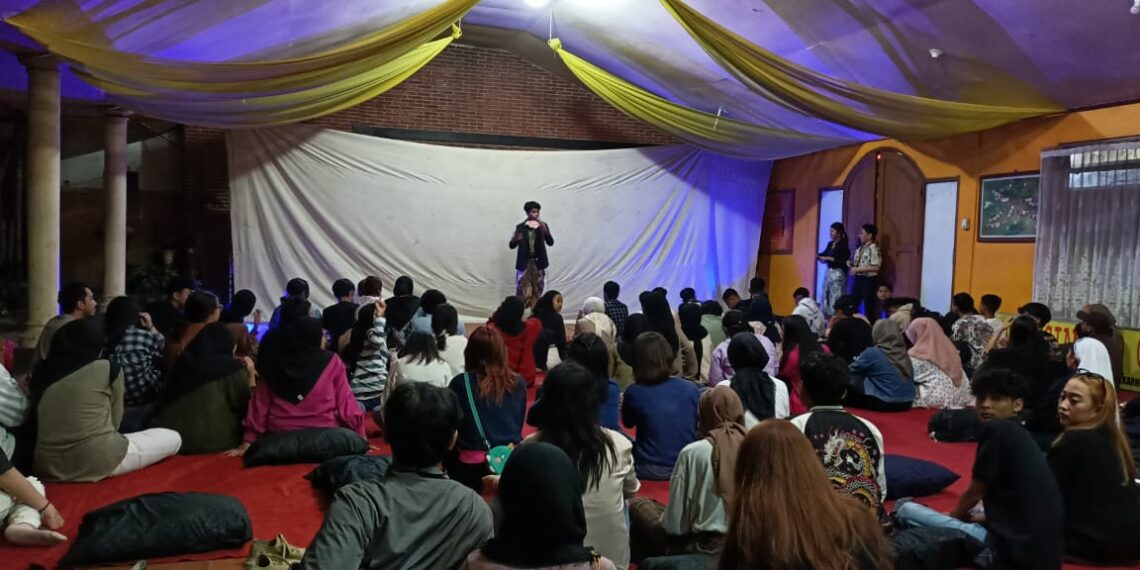 Komunitas Jerit Nostalgia Putar Layar Tancap di Galeri Film Ringin Asri