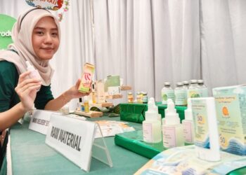 Tim Farmasi FK UB Pamerkan Produk Unggulan di Expo Inovasi
