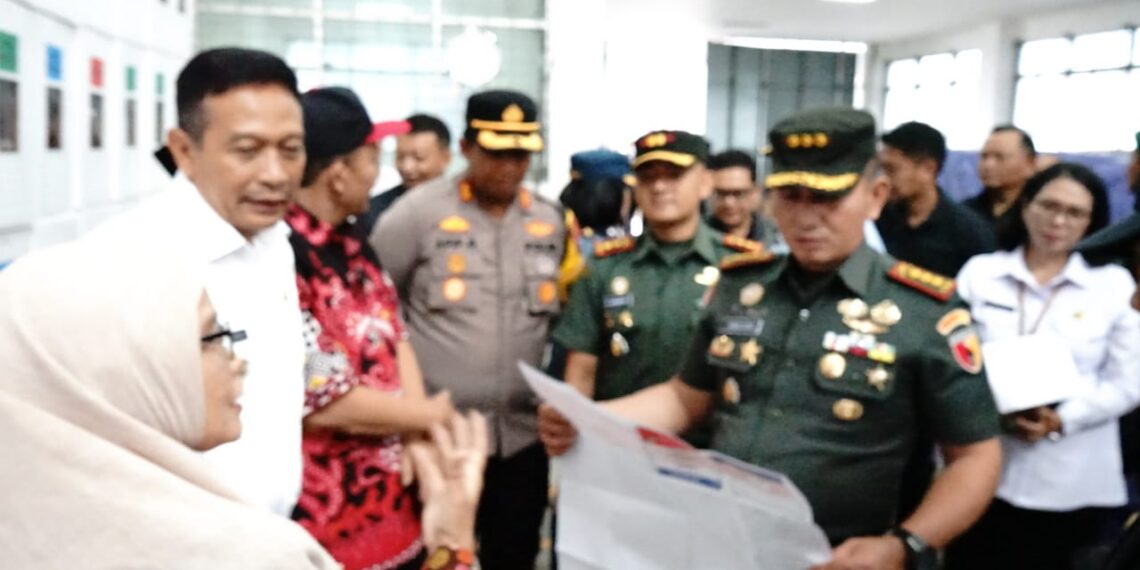 Sambangi Gudang KPU, Danrem 083/Bdj Pastikan Logistik Pemilu Aman