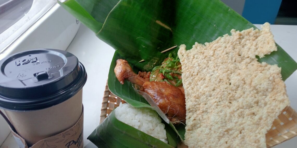 Menikmati Pecel Madiun Kereta Ranggajati