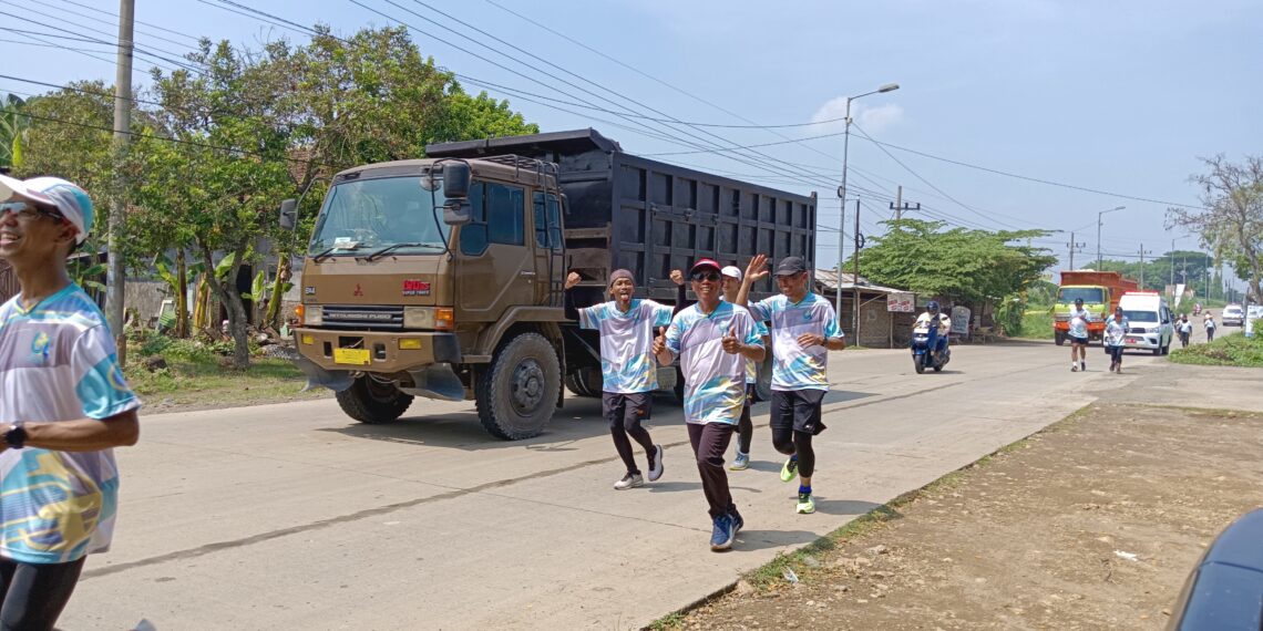 Cuaca Panas Hadang Pelari Napak Tilas