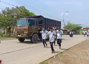 Cuaca Panas Hadang Pelari Napak Tilas