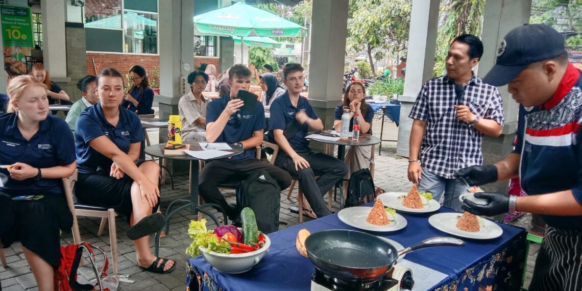 Nasi Goreng UB Coffee Diminati Mahasiswa Lincoln University