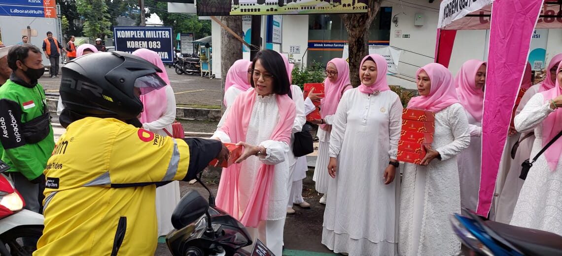 Persit KCK Koorcabrem 083 PD/ Brawijaya Bagikan Takjil kepada Pengguna Jalan