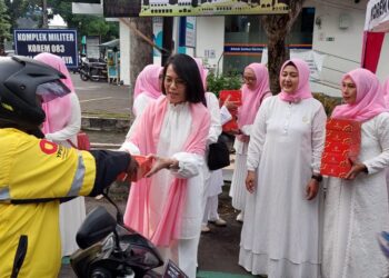 Persit KCK Koorcabrem 083 PD/ Brawijaya Bagikan Takjil kepada Pengguna Jalan