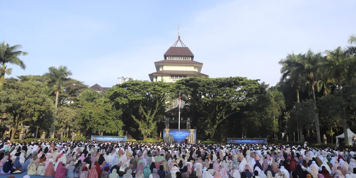Ribuan Jamaah Ikuti Shalat Ied di Lapangan Rektorat UB