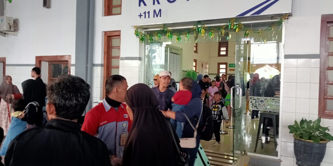 Pemudik Arus Balik Padati Stasiun Kroya