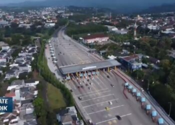 30 Ribu Kendaraan Pemudik Lintasi Gerbang Tol Banyumanik
