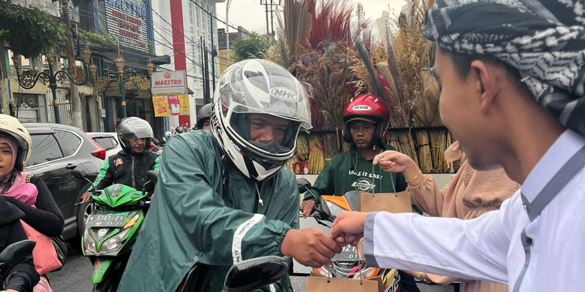 Whiz Prime Hotel Malang Berbagi Ribuan Takjil di Kayutangan