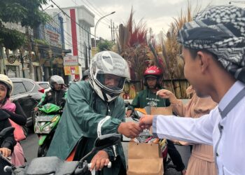 Whiz Prime Hotel Malang Berbagi Ribuan Takjil di Kayutangan