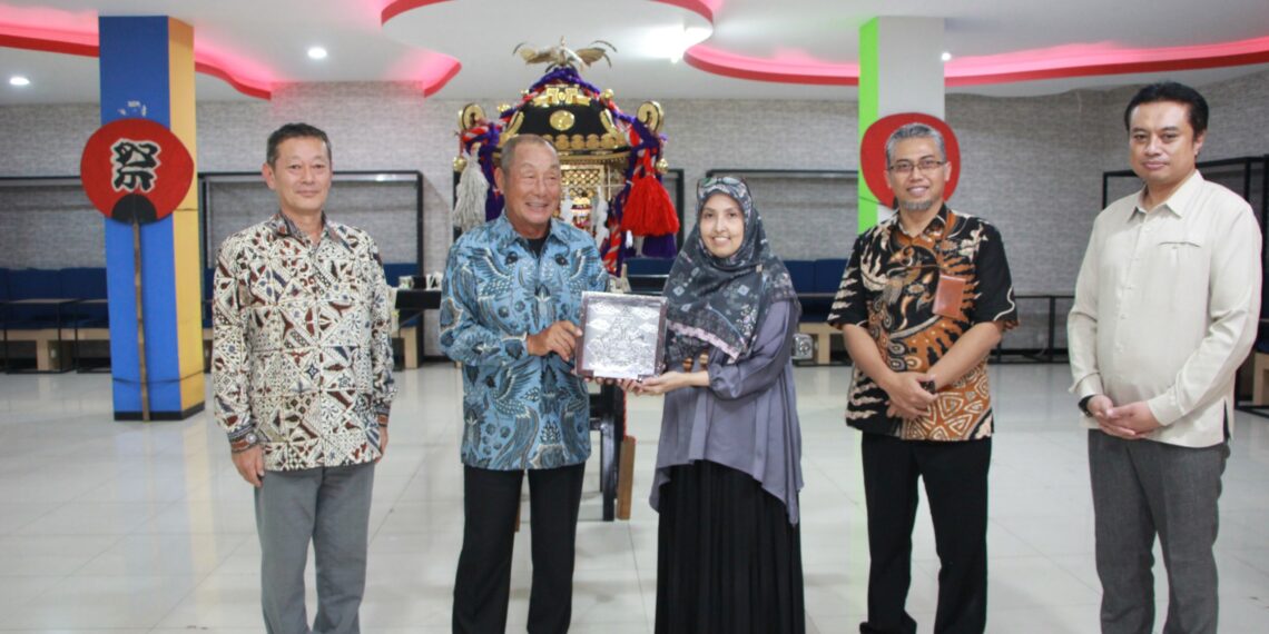 Jalin Persahabatan, Konsulat Jepang Serahkan Omikoshi Ke UB